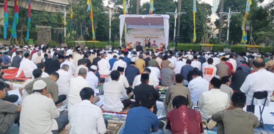 Anwar Salat Iduladha di Halaman Kantor Wali Kota Jaksel