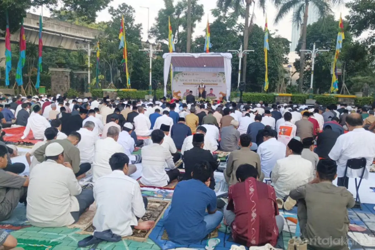 Anwar Salat Iduladha di Halaman Kantor Wali Kota Jaksel