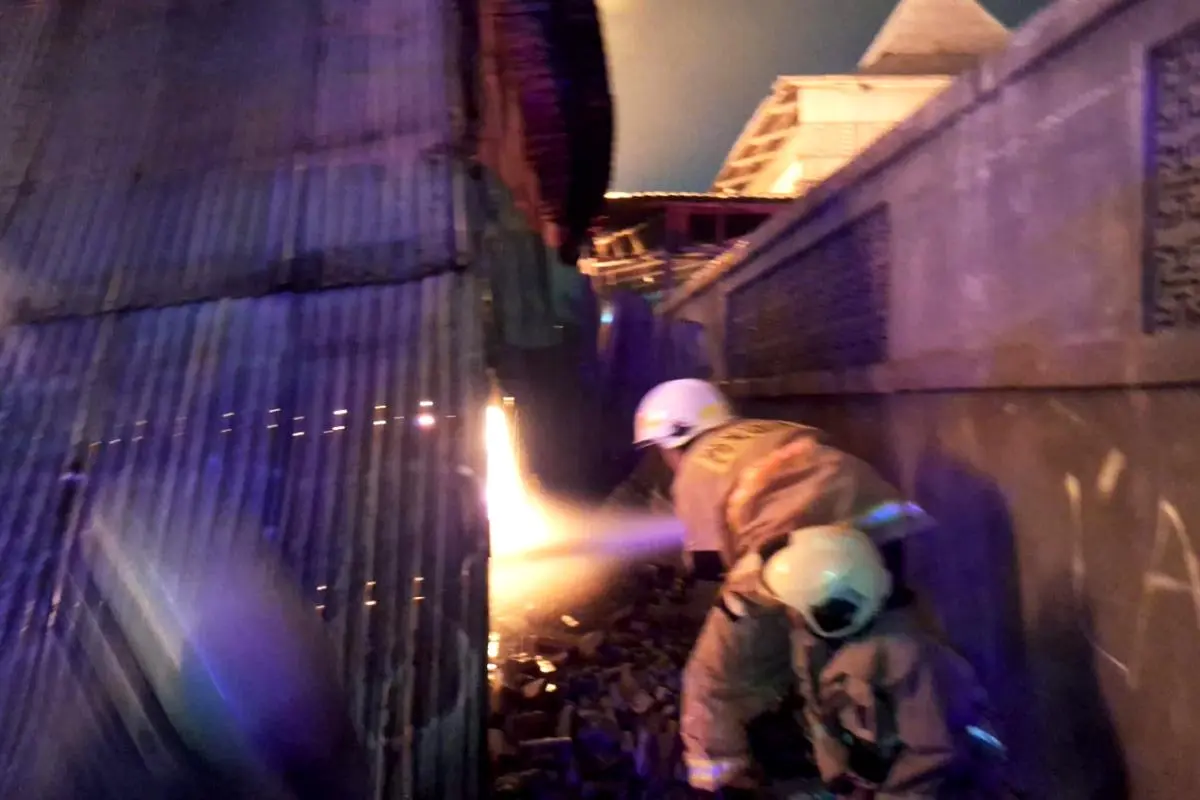 Kebakaran Gudang di Pulo Gebang, 80 Personel Gulkarmat Dikerahkan