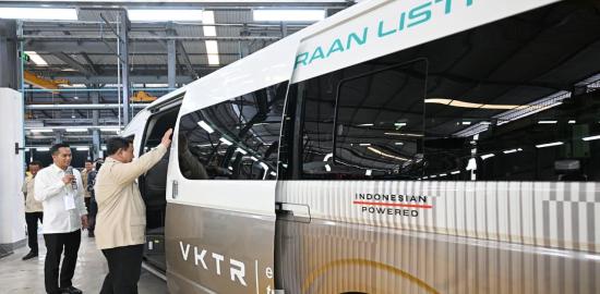 Presiden Resmikan Pabrik Perakitan Kendaraan Komersial Listrik, Tonggak Baru Industrialisasi Hijau Nasional
