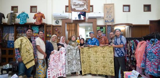 Kemenperin-YBI Angkat Potensi Batik Tulis Merawit Cirebon pada GBN 2025