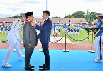 Presiden Macron Anugerahkan Grand Croix de la Légion d’Honneur kepada Presiden Prabowo