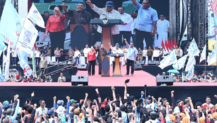 Presiden Prabowo Hadiri Peringatan Hari Buruh Internasional di Monas