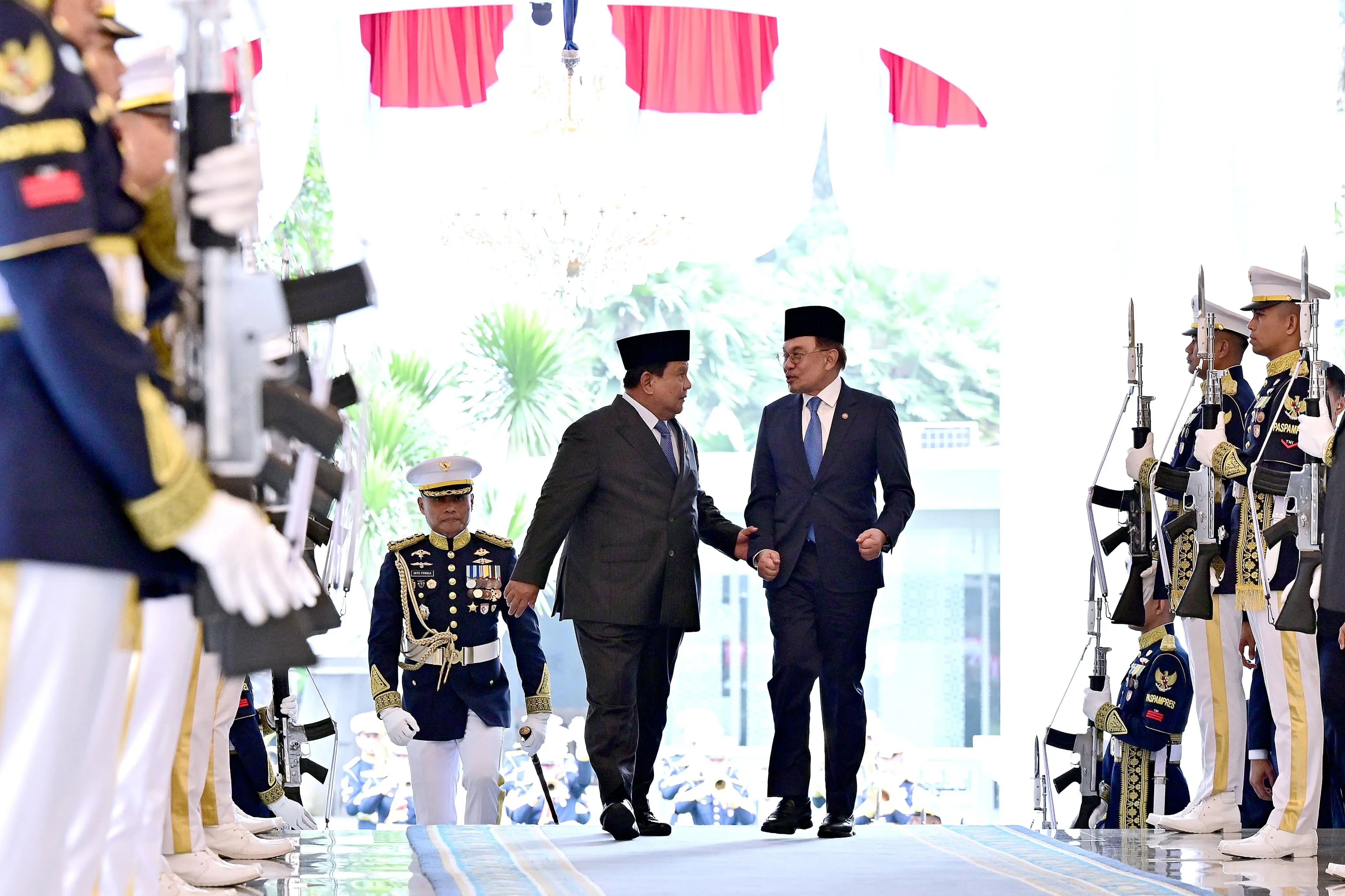 Presiden Prabowo Sambut PM Malaysia Anwar Ibrahim di Istana Merdeka Jakarta