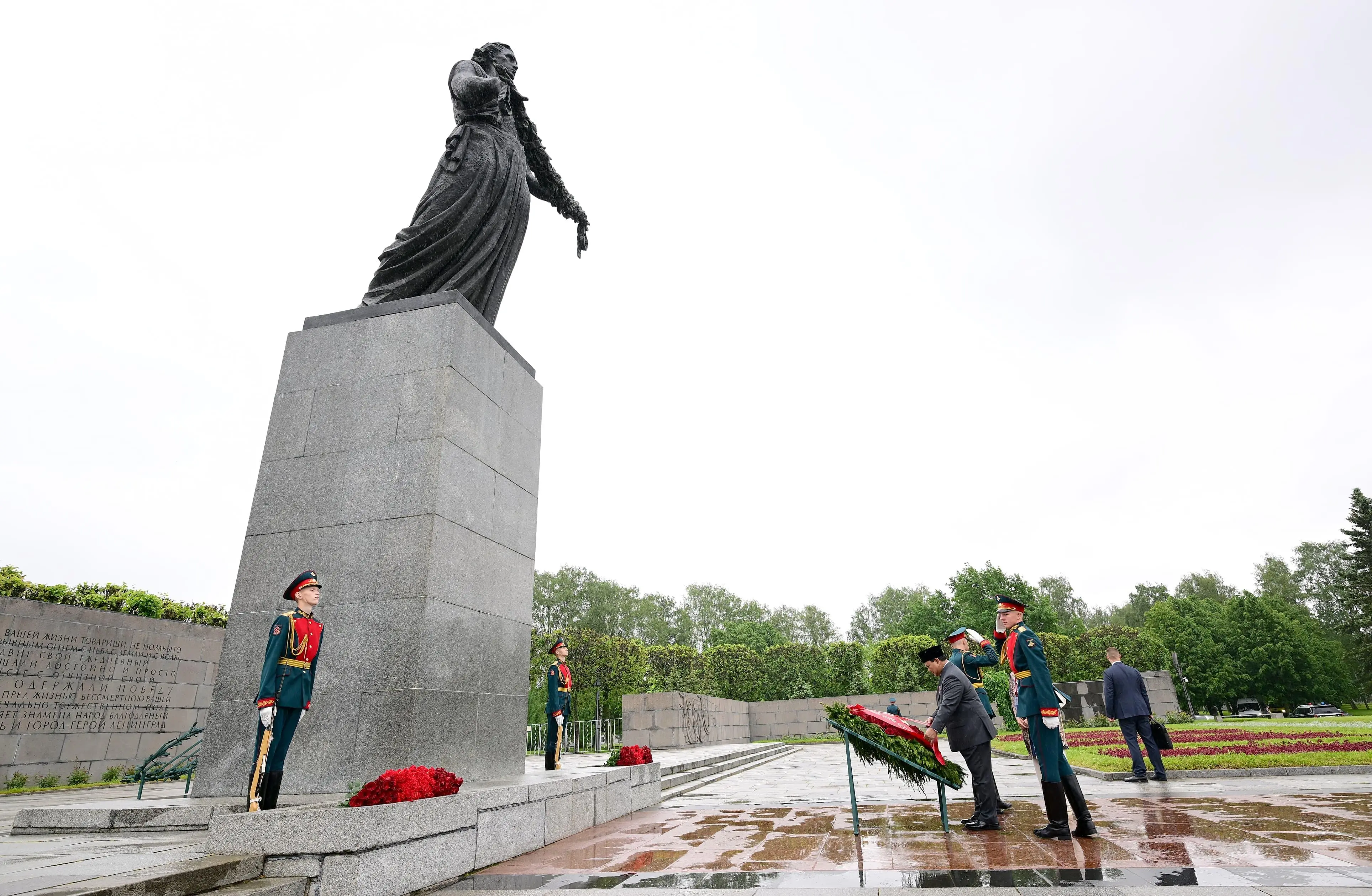 Presiden Prabowo Subianto Letakkan Karangan Bunga di Piskarovskoye Memorial, Hormati Jutaan Korban Perang Dunia II