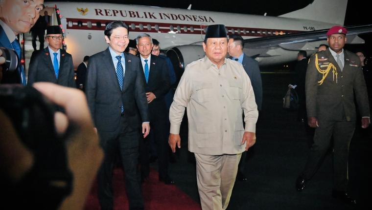 Tiba di Singapura, Presiden Prabowo Disambut PM Lawrence Wong